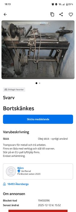 Gammal trampsvarv med remdrivna delar, stående på en EU-pall, omgiven av verktyg och delar i ett slitet skick.