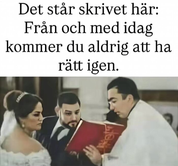 Bröllopsbild med humoristisk text: "Det står skrivet här: Från och med idag kommer du aldrig att ha rätt igen.