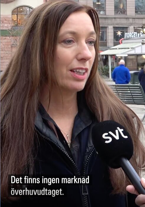 Kvinna intervjuas av SVT på en gata om textilsortering. Text: "Det finns ingen marknad överhuvudtaget.