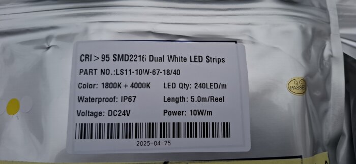Förpackning för LED-strips med specifikationer: CRI>95, SMD2216, 1800K+4000K, IP67, 240 LED/m, 5m lång, 10W/m, spänning DC24V.
