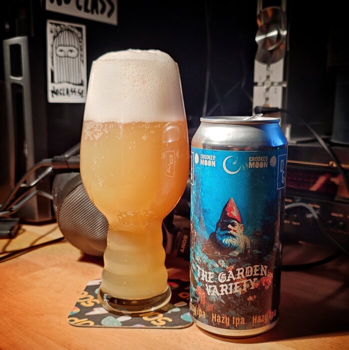 En burk med Crooked Moon IPA, "The Garden Variety", bredvid ett fyllt ölglas på ett bord.
