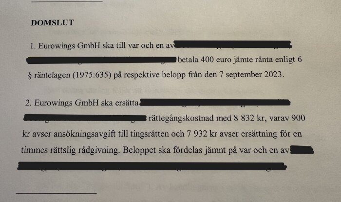 Bild på domslut med svärta över vissa detaljer, där Eurowings GmbH ska betala rättsgångskostnader och ränta enligt svensk rätt.