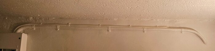 Gammalt pannrum med nyligen fixad kabel med mjukfog och färg på väggen.