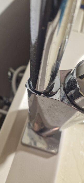 Köksblandare Gustavsberg Element som läcker vid fästet där pipen sitter fast, fotograferad närbild.
