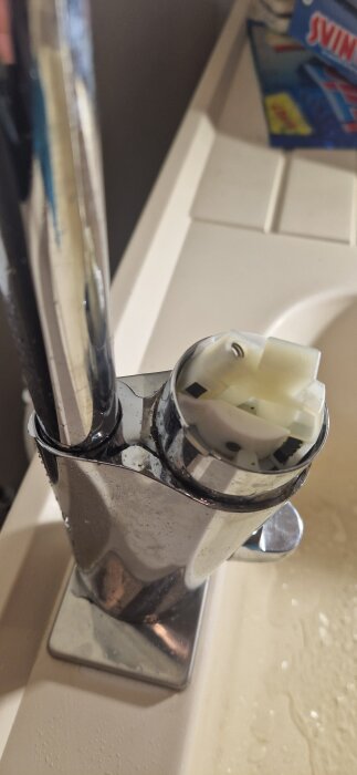 Köksblandare Gustavsberg Element med läcka vid fästet under pipen, synlig insida av blandaren.