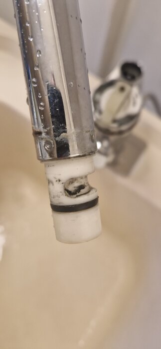 Gustavsberg Element köksblandare med läckage vid pipens fäste; synliga vattenringar och kalkavlagringar.