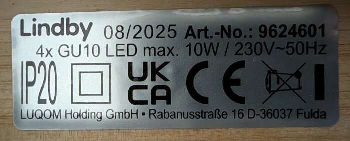 Märkningsetikett på Lindby-lampa med specifikationer, exempelvis 4x GU10 LED, max. 10W, 230V, IP20, och CE-märkning.