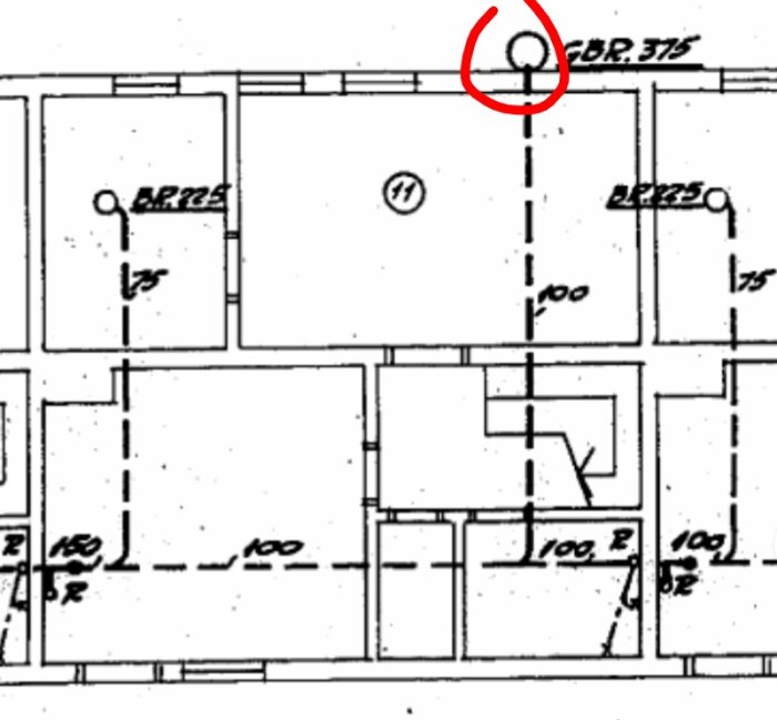 Ritning av 1950-tals radhus visar rörsystem, med en rödmarkerad brunn "GBR 375", fråga om dess funktion och kopplingar till dränering eller avlopp.
