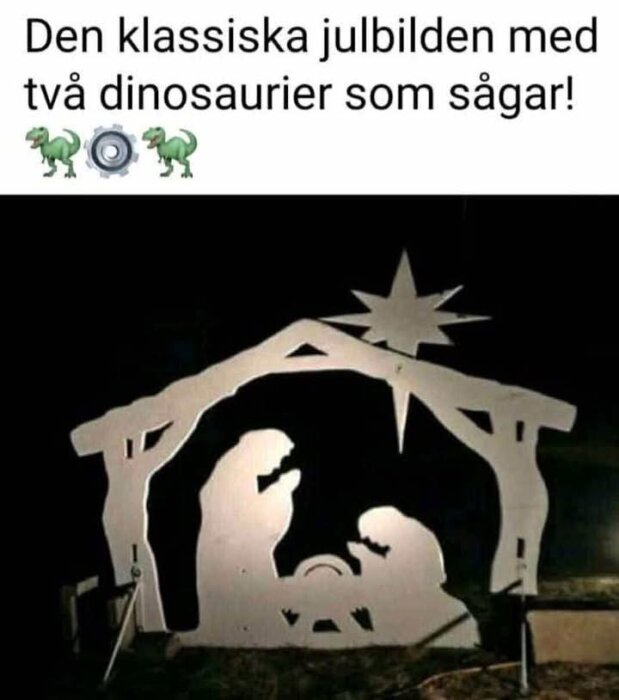 En juldekoration i form av en traditionell krubba med Maria, Josef och Jesusbarnet, upplyst på natten under en stjärna.