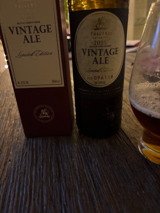 En flaska och ett glas Fuller’s Vintage Ale 2025 med sin förpackning, en öl med 8,4% alkoholvolym.