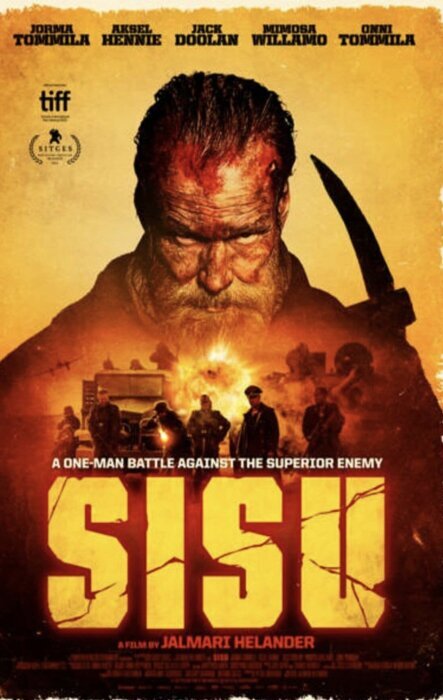 Filmaffisch för "SISU" med en kraftfull manlig figur, eld och fordon i bakgrunden.