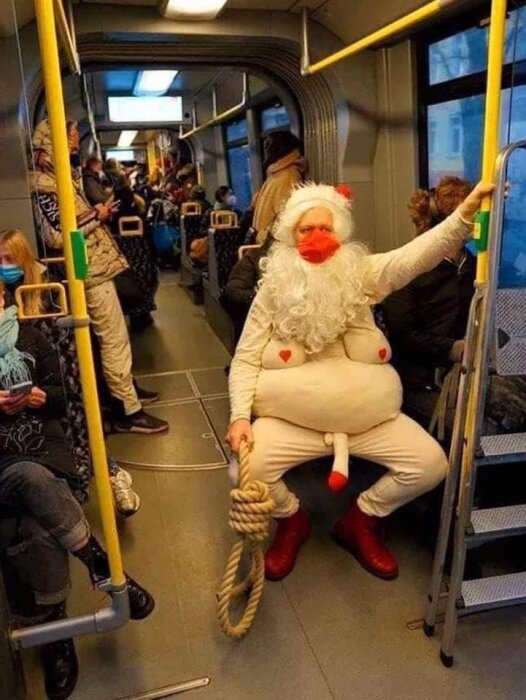 En person utklädd till tomte sitter på en kollektivtrafikbuss och håller i ett rep.