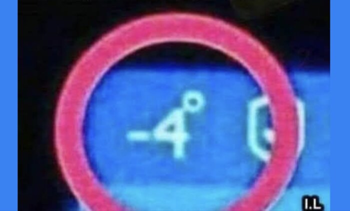 En digital skärm som visar -4 grader i en röd cirkel på blå bakgrund.