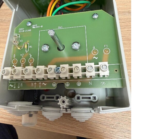SystemAir RE-transformator kopplingsschema med anslutningar för fas, nolla och jord, samt symboler som tilde och oändlighetstecken.