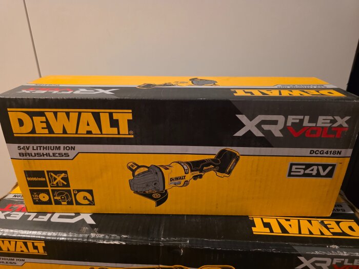 Förpackning av en DeWalt XR FlexVolt DCG418N vinkelslip, 54V, visas med märkets logotyp och specifikationer.