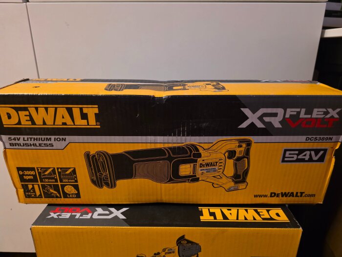 Förpackningar av DeWalt XR FlexVolt 54V verktyg, inklusive tigersåg DCS389N, i en orange och svart design.