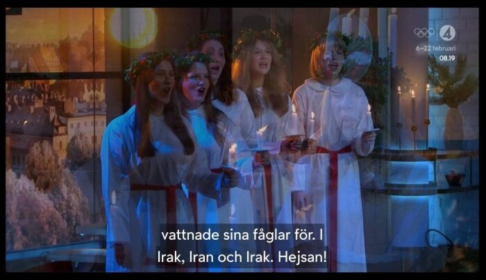 Luciatåg med luciaklädda flickor som sjunger och håller ljus. Teletext med text "vattnade sina fåglar för. I Irak, Iran och Irak. Hejsan!