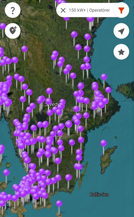 Karta över södra Sverige med lila markörer som visar platser för laddstationer över 150 kW.