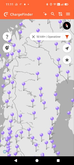 Karta över norra Sverige med markörer för laddstationer för elbilar, filtrerade på över 50 kW i appen ChargeFinder.