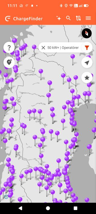 Karta över norra Sverige med lila markörer som visar platser för laddningsstationer, enligt ChargeFinder-appen.