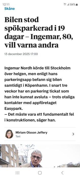 Artikelrubrik om bil som varit spökparkerad i 19 dagar. Ingemar, 80, varnar andra för parkeringsappfel. Porträtt av äldre man utomhus.