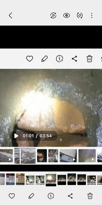 Video av insidan av en brunn, upplyst med ficklampa. Filmvisaren visar 1:01 av 3:54.