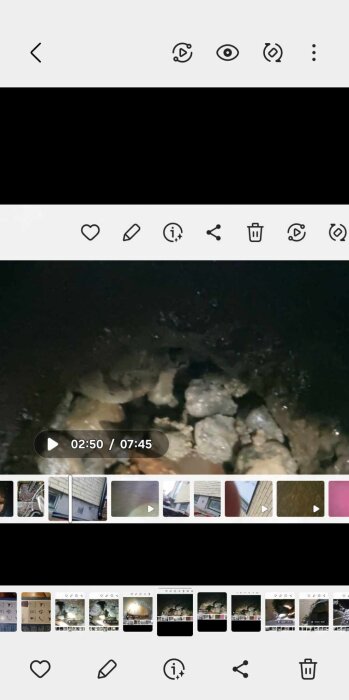 Närbild av stenblock inuti en mörk rörledning, troligtvis del av en inspektionsvideo av avloppssystemet, med videokontroller synliga på skärmen.
