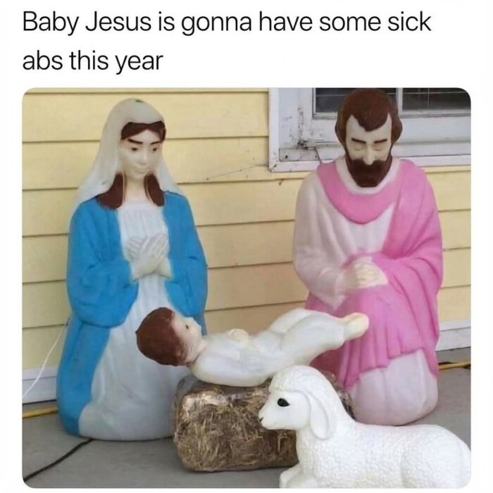 Plastfigurer föreställande Maria och Josef knäböjande framför ett baby-Jesus-barn på en halmbädd med ett lamm i förgrunden.