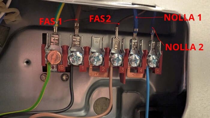 Bild av spiskoppling med två faser och två nollor markerade, visar anslutningar och trådar från plinten till elektroniken.