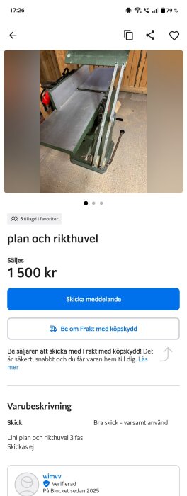 Plan- och rikthyvel i grönt metallchassi vid trävägg, använd för att bearbeta trä med precision.