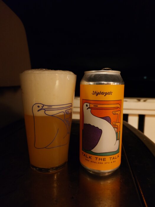En burk och ett glas med öl av märket Stigbergets "Talk the Talk" New England IPA, med pelikanmotiv på etiketten.