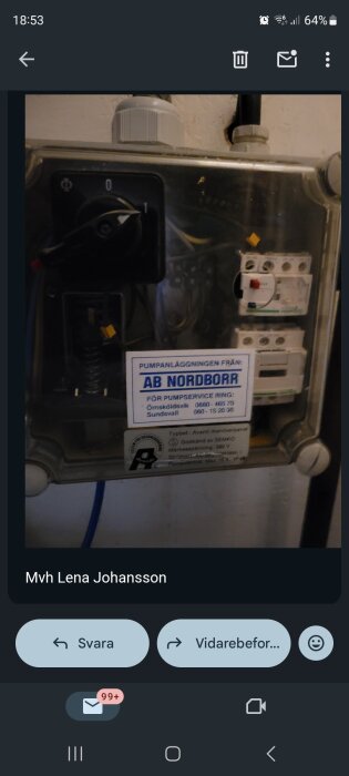 Kontrollpanel för vattenpumpsystem, med strömbrytare och etikett från AB Nordborr.
