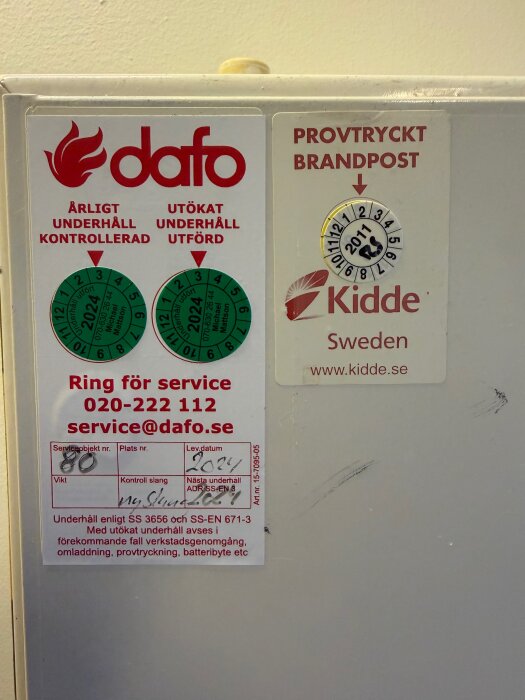 Skylt på brandpost med Dafo-logga, årligt och utökat underhåll markerat och provtryckningsdatum från 2011, kontaktinfo och underhållsdata synlig.