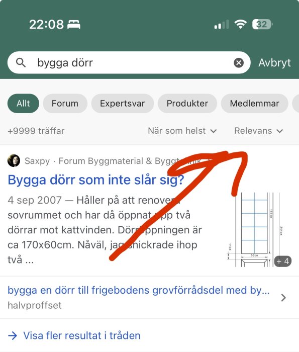 Söksida på ett byggforum, sökord "bygga dörr", med resultat för diskussionstråden "Bygga dörr som inte slår sig?" markerat med en röd pil.