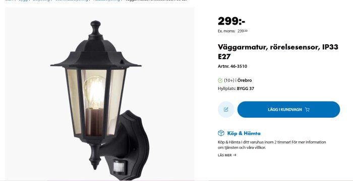 Väggarmatur med rörelsesensor och IP33-klass, säljs hos Biltema för 299 kr. Elegant svart design med klart glas, artnr. 46-3510.