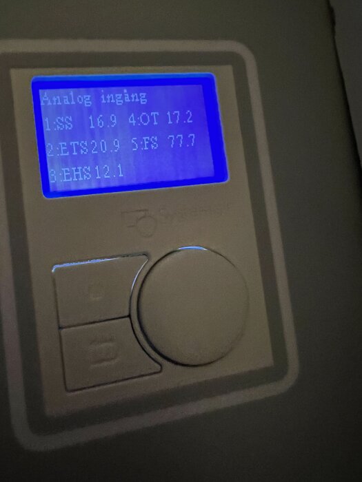Digital display med texten "Analog ingång" och värden för SS, ETS, OT, FS, EHS. Kontrollpanel med knapp och ratt under displayen.