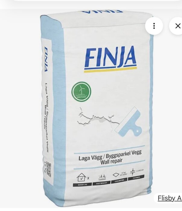 Påsen med "Finja Laga Vägg" väggspackel visar text och symboler för inomhusbruk och energibesparing, med en spackelillustration.