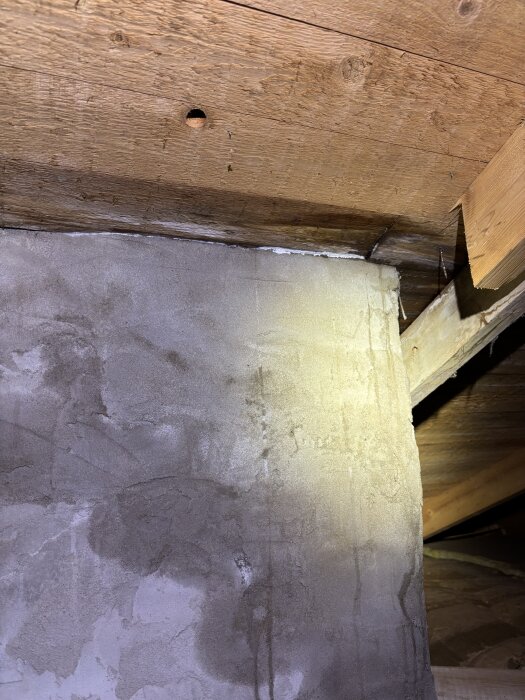 Vattenskadad vägg och tak i hus, visar mörka fläckar och läckande område. söks lösning för snabb tätning och stopp av vattenintrång.