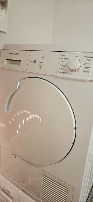 Bosch torktumlare med rund lucka och kontrollpanel med inställningsvred. Modellen har texten "Maxx 6 Sensitive".