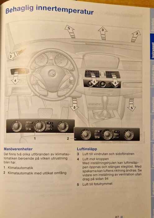 Instruktionsbok med bilens klimatautomatik, visar olika manöverpaneler och luftinsläppsfunktioner för behaglig innertemperatur.