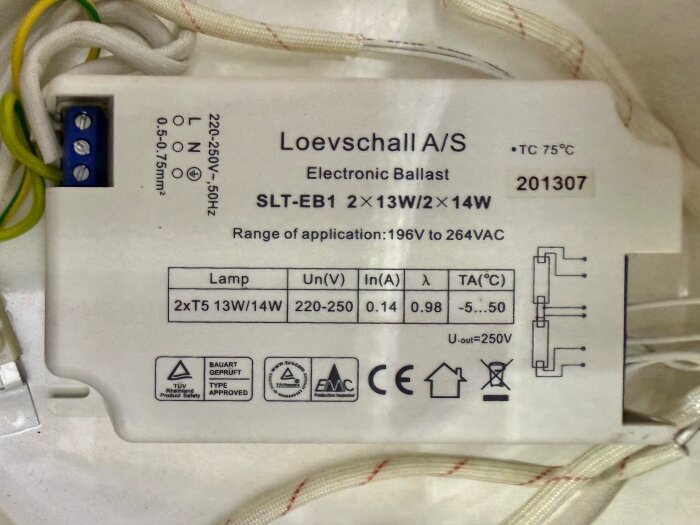 Elektronisk ballast av märket Loevschall A/S SLT-EB1, specificerad för 2x13W/2x14W lampor, synlig efter isärskruvning av armarurlock.