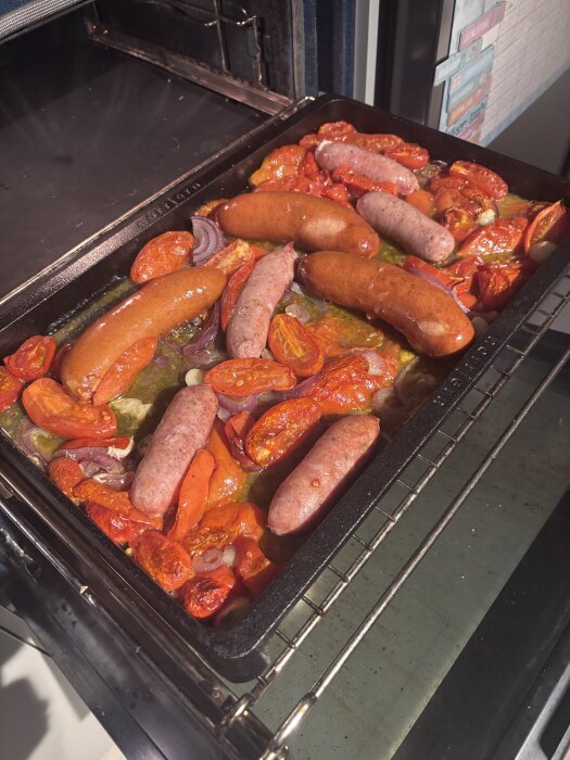 Korvar och tomater bakas i en ugnsplåt.