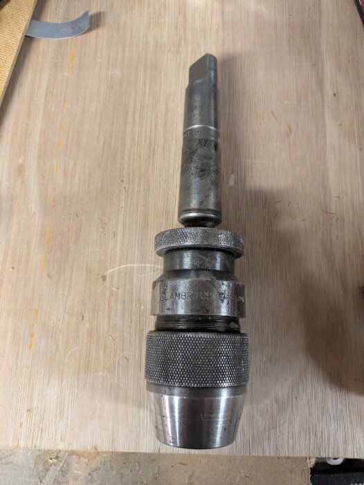 Metallchuck på träyta med märkning "MAS B 16x3 (symbol) 1329", diskuterad i forum för byggprojekt.