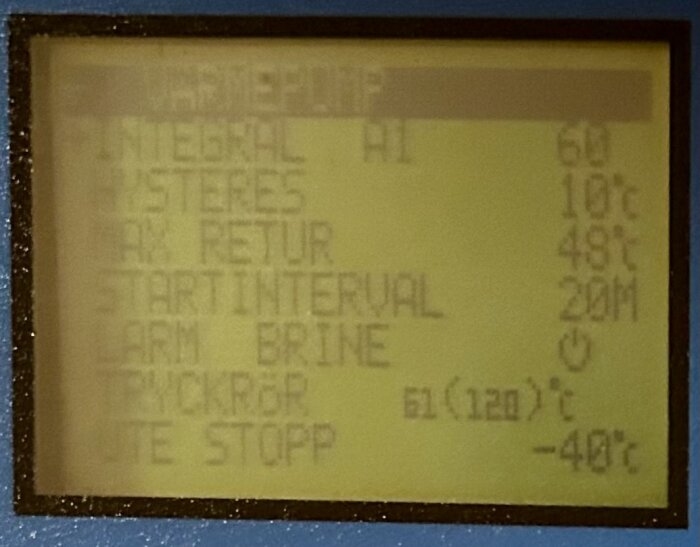 Display på en värmepump visar inställningar och mätvärden som integral, hysteres, max retur, startintervall och ute stopp med olika temperaturer och tider.