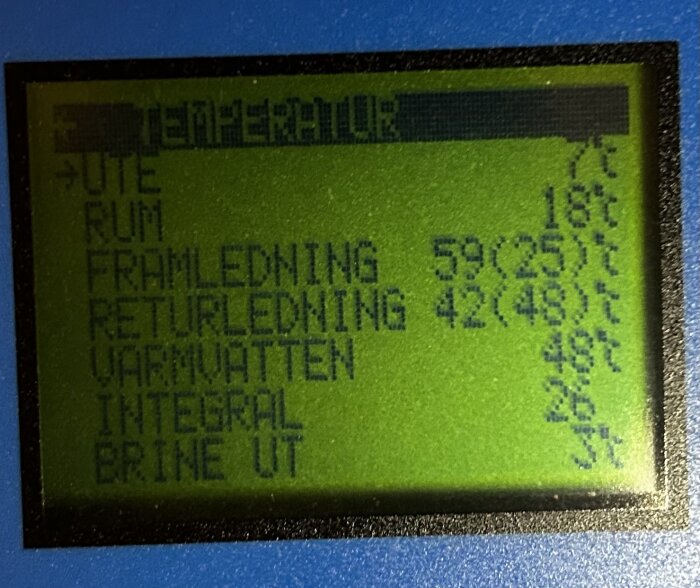 Digital skärm visar temperaturer: ute 18°C, framledning 59°C, returledning 42°C, varmvatten 48°C, integral 26, brine ut 3°C.
