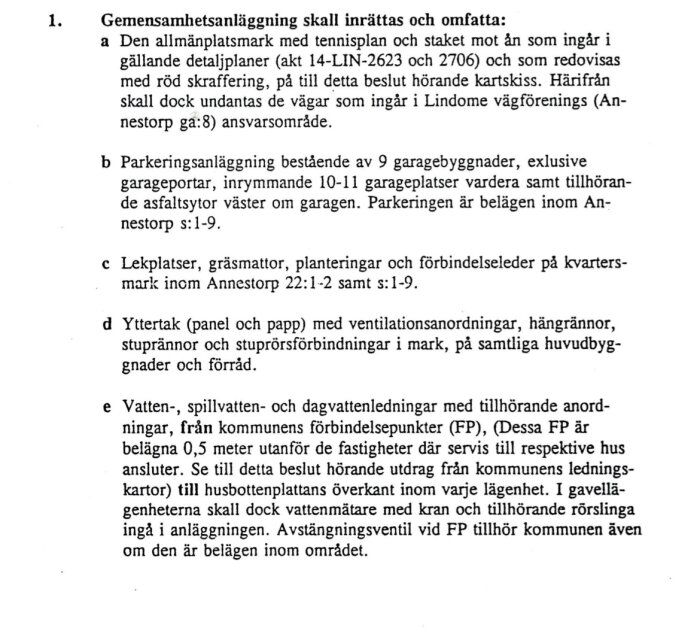 Textdokument som beskriver regler och specifikationer för gemensamhetsanläggningar, parkeringar och byggnadselement i ett område.