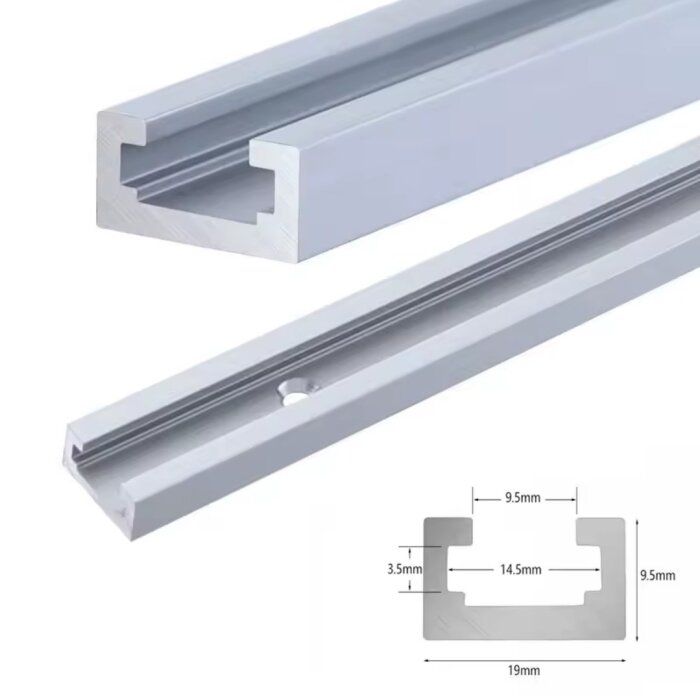 Aluminium t-track med måttskiss, 19mm bred och 9.5mm tjock, används för fastspänning i byggprojekt, med plats för t-spårskruvar och tillbehör.