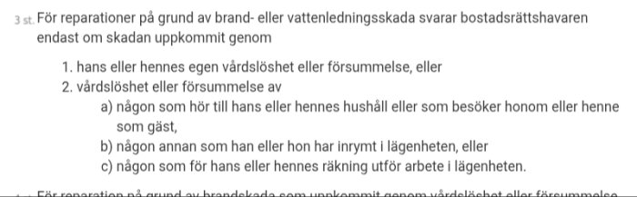 Text om ansvar vid brand- eller vattenledningsskada enligt bostadsrättslagen, kopplat till vårdslöshet eller försummelse av medlem eller besökare.