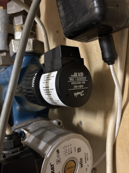 Danfoss ABV-NC 082F0051 shuntventil och elkablar, kopplade till en Wilo pump.