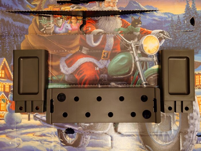 Svart plastdelar bredvid en julkalender med jultomten på en motorcykel.